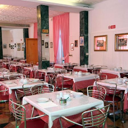 רימיני Hotel Parigi מראה חיצוני תמונה