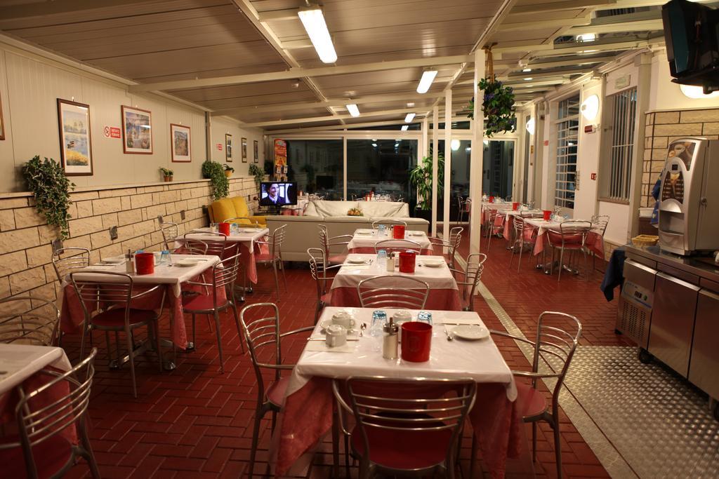 רימיני Hotel Parigi מראה חיצוני תמונה