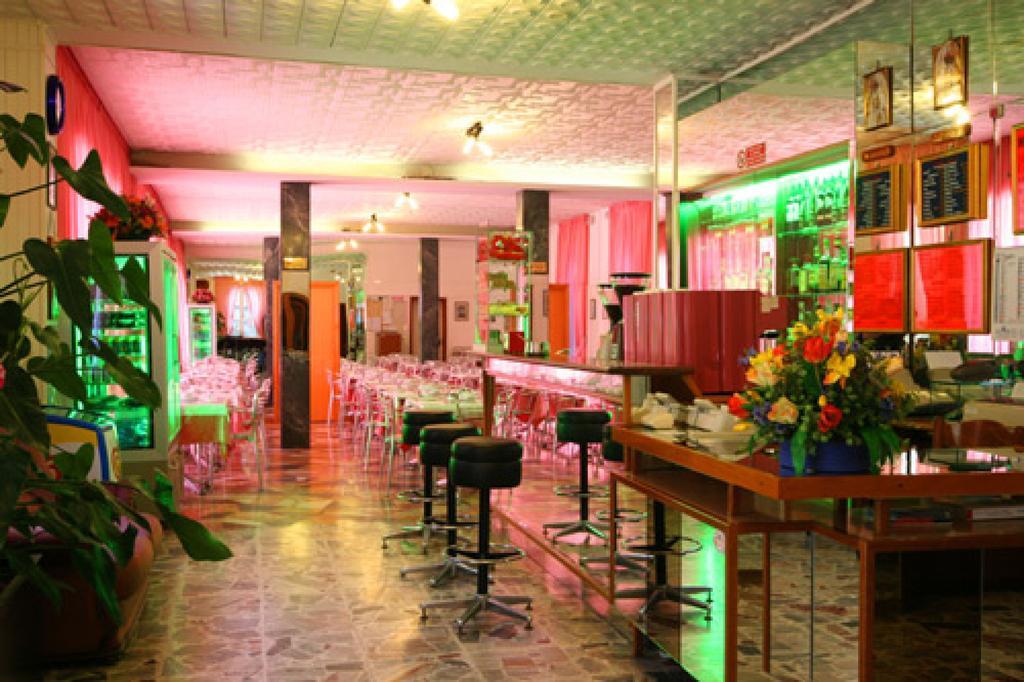 רימיני Hotel Parigi מראה חיצוני תמונה