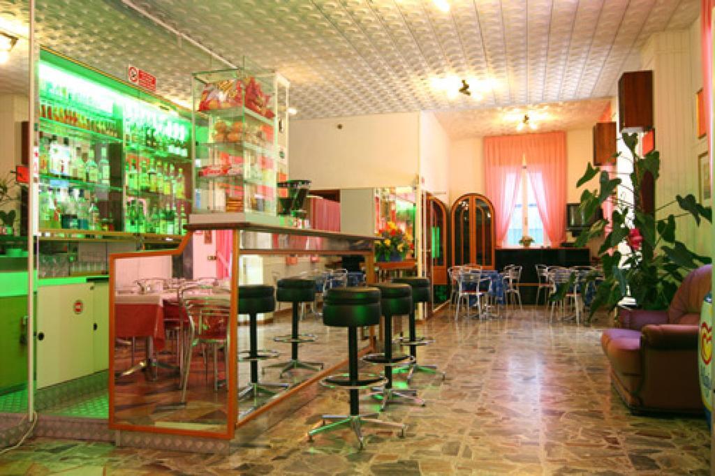 רימיני Hotel Parigi מראה חיצוני תמונה