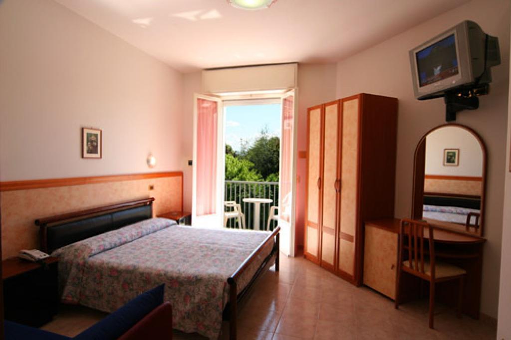 רימיני Hotel Parigi מראה חיצוני תמונה