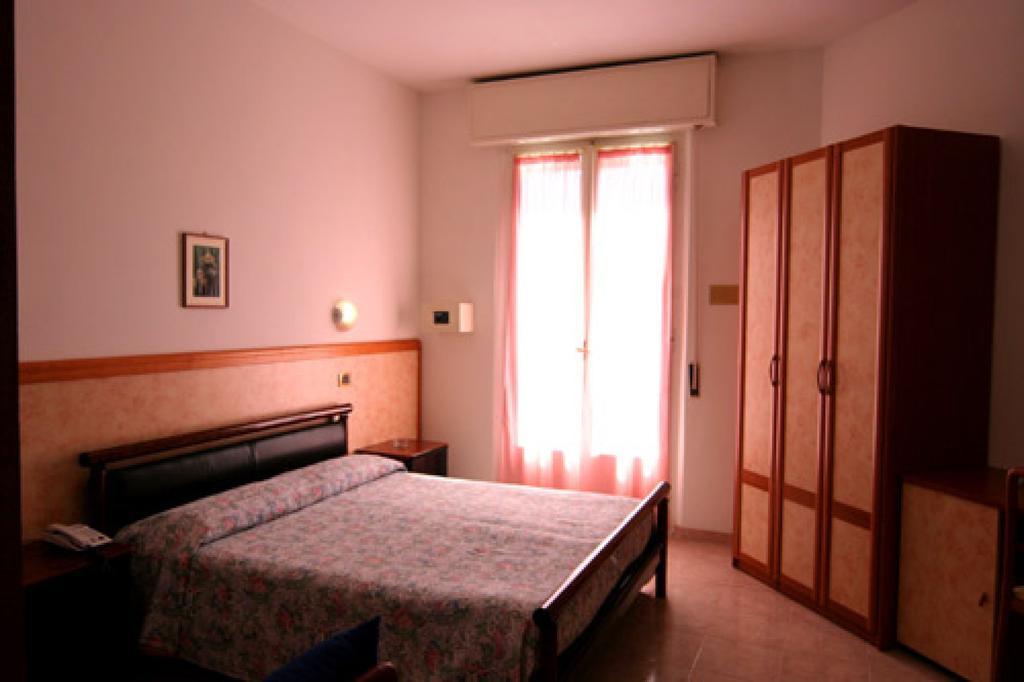 רימיני Hotel Parigi מראה חיצוני תמונה