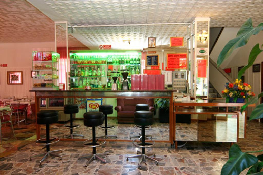 רימיני Hotel Parigi מראה חיצוני תמונה