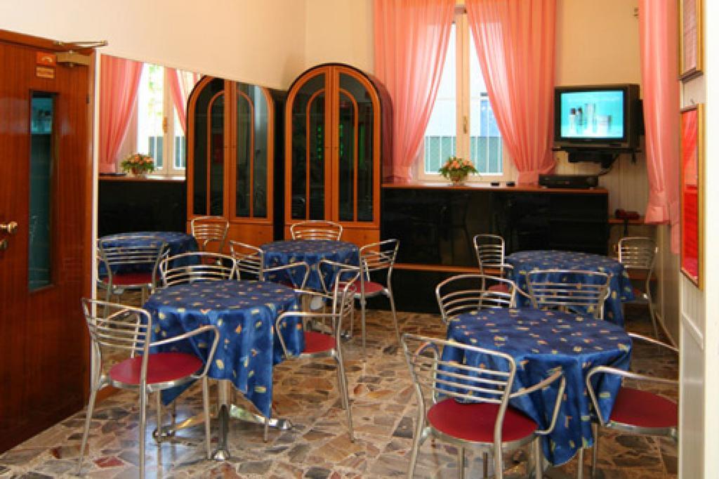 רימיני Hotel Parigi מראה חיצוני תמונה