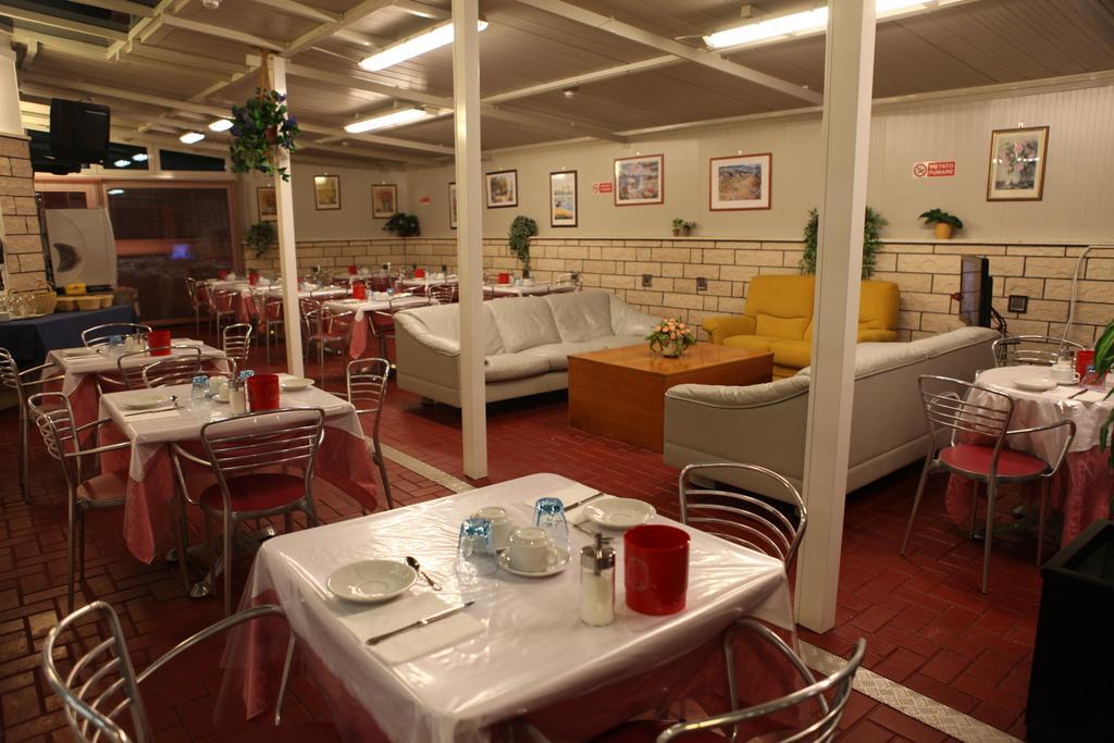 רימיני Hotel Parigi מראה חיצוני תמונה