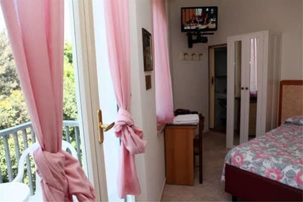 רימיני Hotel Parigi מראה חיצוני תמונה
